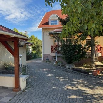 SASHALOM CSENDES MELLÉKUTCÁJÁBAN KIVÁLÓ ÁLLAPOTÚ CSALÁDI HÁZ ELADÓ!