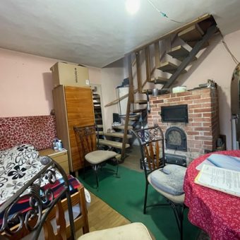 MONORON, PINCESORON, EZER PINCE VÁROSÁBAN ELADÓ EGY KEDVES KIS HÁZ BOROSPINCÉVEL!!  TEHERMENTES, AZONNAL BIRTOKBA VEHETŐ!!