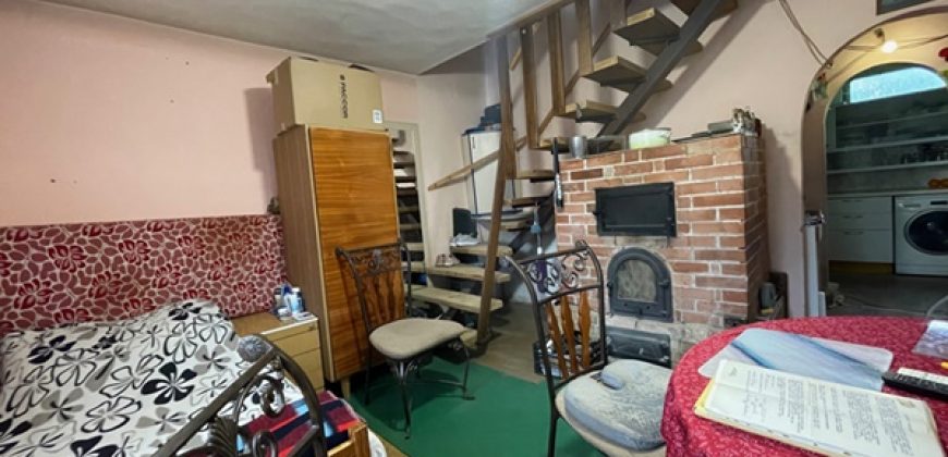 MONORON, PINCESORON, EZER PINCE VÁROSÁBAN ELADÓ EGY KEDVES KIS HÁZ BOROSPINCÉVEL!!  TEHERMENTES, AZONNAL BIRTOKBA VEHETŐ!!