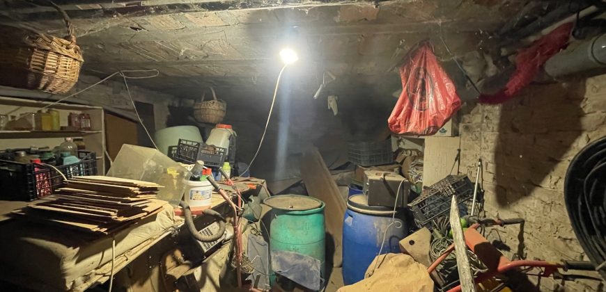 MONORON, PINCESORON, EZER PINCE VÁROSÁBAN ELADÓ EGY KEDVES KIS HÁZ BOROSPINCÉVEL!!  TEHERMENTES, AZONNAL BIRTOKBA VEHETŐ!!