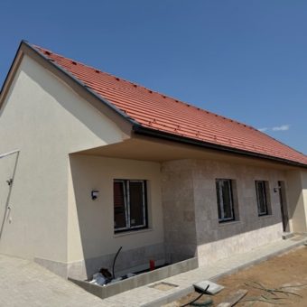 KISTARCSA HATÁRÁBAN ÚJ ÉPÍTÉSŰ IKERHÁZ ELADÓ KULCSRAKÉSZ ÁLLAPOTBAN!!