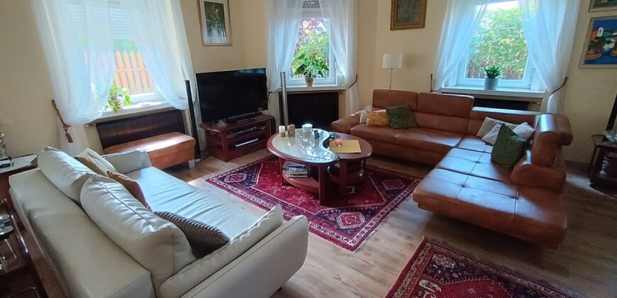 ZUGLÓHOZ KÖZEL, RÁKOSSZENTMIHÁLY KERTVÁROSI KIS UTCÁJÁBAN TÁGAS TEREKKEL RENDELKEZŐ, KÖRBEJÁRHATÓ CSALÁDI HÁZ ELADÓ!