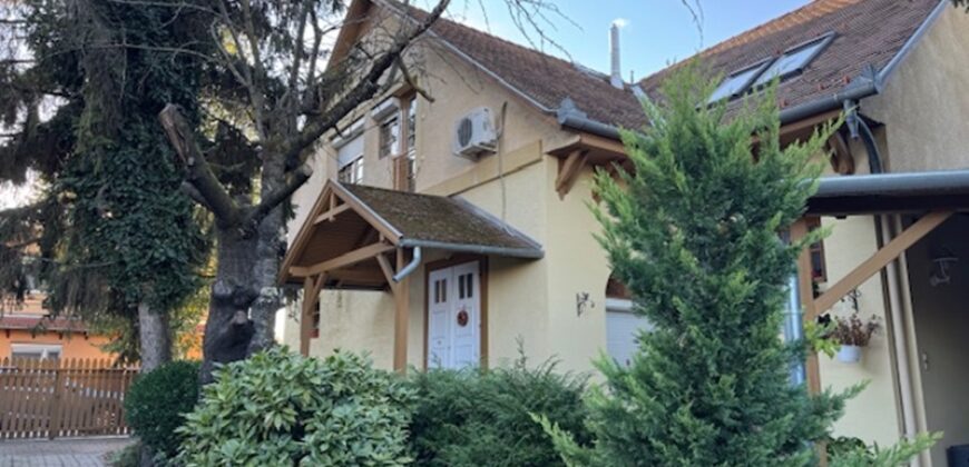 ZUGLÓHOZ KÖZEL, RÁKOSSZENTMIHÁLY KERTVÁROSI KIS UTCÁJÁBAN TÁGAS TEREKKEL RENDELKEZŐ, KÖRBEJÁRHATÓ CSALÁDI HÁZ ELADÓ!
