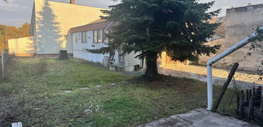 Újpest egyik legnépszerűbb utcájában körbejárható, önálló családi ház eladó, nagy telken!