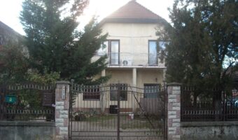 Újpest központtól pár percre, csendes, mégis kiváló közlekedéssel rendelkező részen eladó egy azonnal költözhető emeleti lakás.