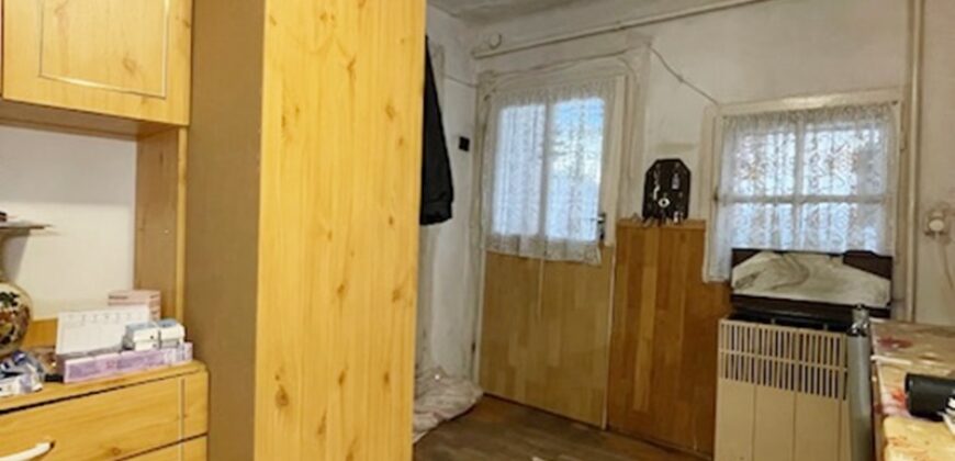 BUDAPEST 18.KERÜLETÉBEN, SZEMERE TELEPEN, ASZFALTOZOTT, CSENDES UTCÁBAN 530 M2-ES TELKEN 33.5 M2-ES OLDALHATÁROS CSALÁDI HÁZ ELADÓ!
