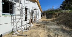 MADÁRCSICSERGŐS KÖRNYEZETBEN, PANORÁMÁS KILÁTÁSSAL, MÉGIS KÖZEL A FŐVÁROSHOZ IKERHÁZ MINDKÉT FELE ELADÓ!!!!