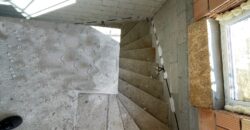MADÁRCSICSERGŐS KÖRNYEZETBEN, PANORÁMÁS KILÁTÁSSAL, MÉGIS KÖZEL A FŐVÁROSHOZ IKERHÁZ MINDKÉT FELE ELADÓ!!!!