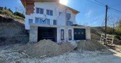 MADÁRCSICSERGŐS KÖRNYEZETBEN, PANORÁMÁS KILÁTÁSSAL, MÉGIS KÖZEL A FŐVÁROSHOZ IKERHÁZ MINDKÉT FELE ELADÓ!!!!