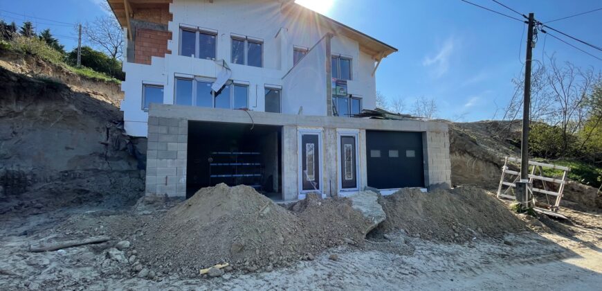 MADÁRCSICSERGŐS KÖRNYEZETBEN, PANORÁMÁS KILÁTÁSSAL, MÉGIS KÖZEL A FŐVÁROSHOZ IKERHÁZ MINDKÉT FELE ELADÓ!!!!