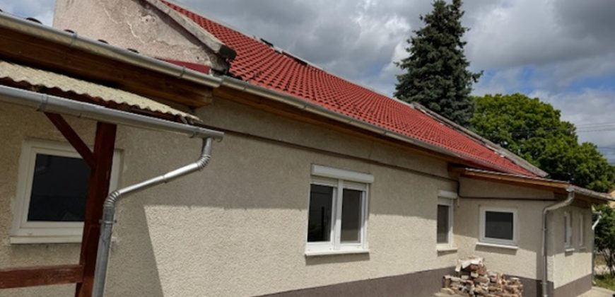 XVI. KERÜLETBEN, ÚJMÁTYÁSFÖLDÖN CSENDES, CSALÁDI HÁZAKKAL ÖVEZETT KIS UTCÁBAN FELÚJÍTANDÓ CSALÁDI HÁZ ELADÓ!