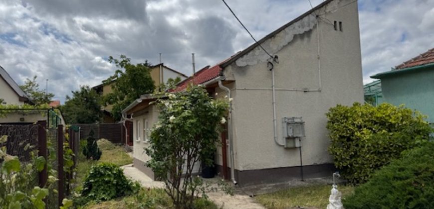 XVI. KERÜLETBEN, ÚJMÁTYÁSFÖLDÖN CSENDES, CSALÁDI HÁZAKKAL ÖVEZETT KIS UTCÁBAN FELÚJÍTANDÓ CSALÁDI HÁZ ELADÓ!