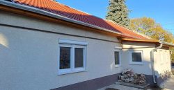 XVI. KERÜLETBEN, ÚJMÁTYÁSFÖLDÖN CSENDES, CSALÁDI HÁZAKKAL ÖVEZETT KIS UTCÁBAN FELÚJÍTANDÓ CSALÁDI HÁZ ELADÓ!