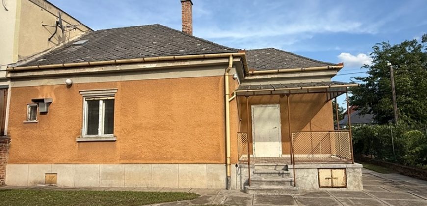 Újpest kervárosában családi ház eladó!
