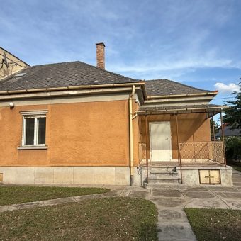 Újpest kervárosában családi ház eladó!