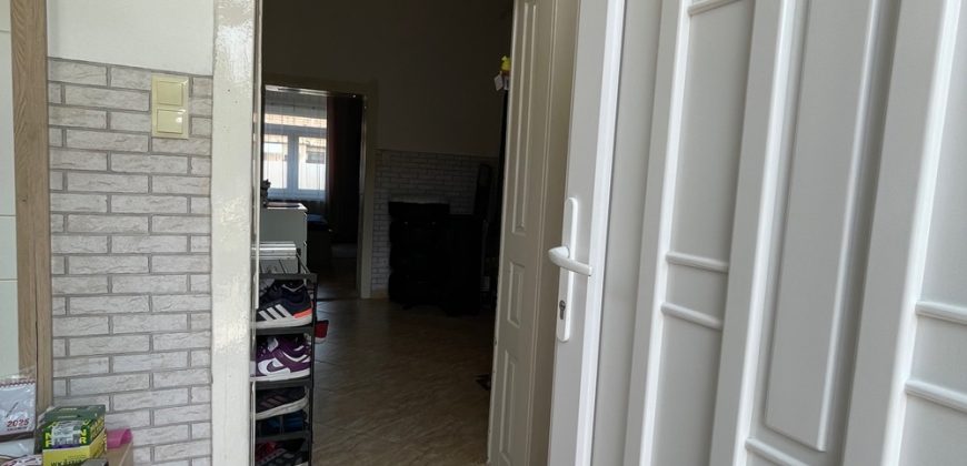 KISTARCSA VÁROSKÖZPONTJÁBAN KÉTSZOBÁS, HALLOS, BELSŐ UDVAROS, 62 M2-ES LAKÁS ELADÓ KIS LAKÓKÖZÖSSÉGBEN!!