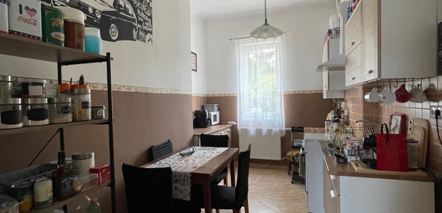 KISTARCSA VÁROSKÖZPONTJÁBAN KÉTSZOBÁS, HALLOS, BELSŐ UDVAROS, 62 M2-ES LAKÁS ELADÓ KIS LAKÓKÖZÖSSÉGBEN!!