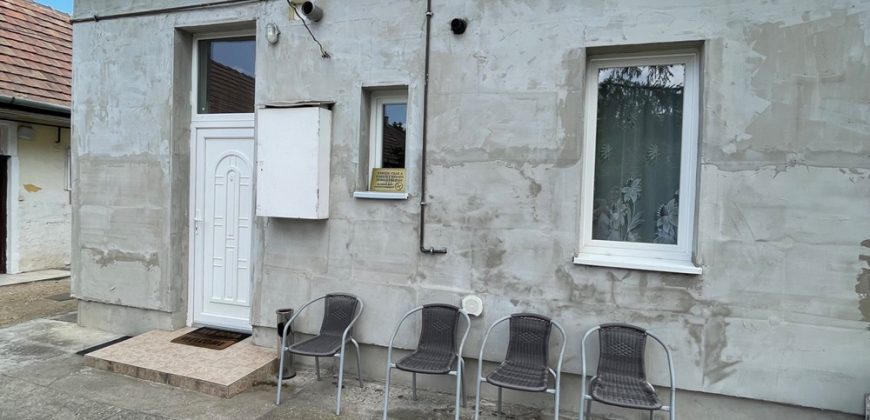 KISTARCSA VÁROSKÖZPONTJÁBAN KÉTSZOBÁS, HALLOS, BELSŐ UDVAROS, 62 M2-ES LAKÁS ELADÓ KIS LAKÓKÖZÖSSÉGBEN!!