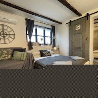 SOMLÓ HEGY LEGSZEBB RÉSZÉN NYARALÓ ELADÓ A SOMLÓVÁSÁRHELYI OLDALÁN, A BAZALT ORGONÁK TÖVÉBEN, PANORÁMÁS KILÁTÁSSAL A HEGYRE, A BAZALT ORGONÁKRA ÉS A SZŐLŐ TERÜLETRE!