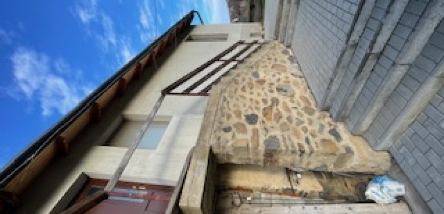 SOMLÓ-HEGY ASZFALTOZOTT UTCÁJÁBAN, SOMLÓI BORVIDÉKEN, PANORÁMÁS KILÁTÁSSAL, FELÚJÍTOTT CSALÁDI HÁZ ELADÓ!