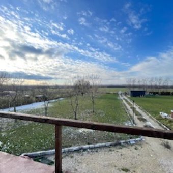 SOMLÓ-HEGY ASZFALTOZOTT UTCÁJÁBAN, SOMLÓI BORVIDÉKEN, PANORÁMÁS KILÁTÁSSAL, FELÚJÍTOTT CSALÁDI HÁZ ELADÓ!