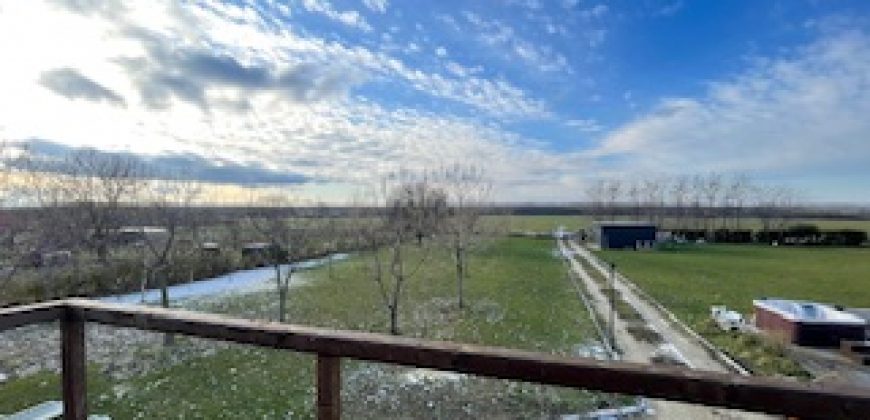 SOMLÓ-HEGY ASZFALTOZOTT UTCÁJÁBAN, SOMLÓI BORVIDÉKEN, PANORÁMÁS KILÁTÁSSAL, FELÚJÍTOTT CSALÁDI HÁZ ELADÓ!