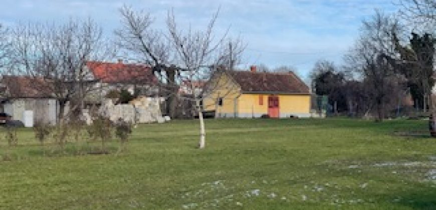 SOMLÓ-HEGY ASZFALTOZOTT UTCÁJÁBAN, SOMLÓI BORVIDÉKEN, PANORÁMÁS KILÁTÁSSAL, FELÚJÍTOTT CSALÁDI HÁZ ELADÓ!