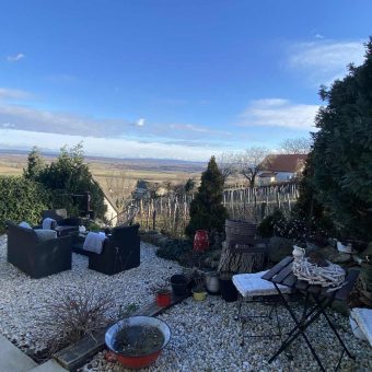 SOMLÓ HEGY DOBAI ODALÁN, SOMLÓ HEGY TÁJVÉDELMI KÖRZET SZÍVÉBEN, ÖRÖK PANORÁMÁS, TERASZOS, ÖNÁLLÓ, KÖRBEJÁRHATÓ CSALÁDI HÁZ ELADÓ!