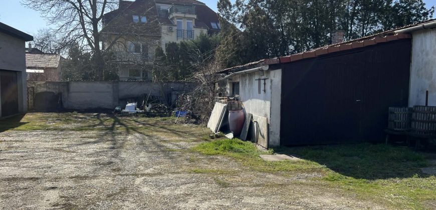 ZUGLÓ KERTVÁROSI CSENDES UTCÁJÁBAN 1100 M2-ES TELEK ELADÓ BONTANDÓ HÁZZAL.