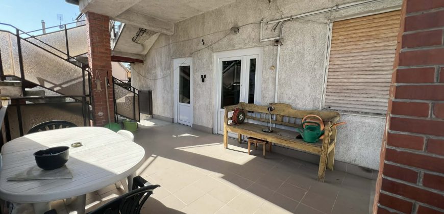 ALSÓRÁKOS CSENDES, ÁTMENŐ FORGALOMTÓL MENTES UTCÁJÁBAN, TÖBB LAKÁSBÓL ÁLLÓ CSALÁDI HÁZAT KÍNÁLUNK ELADÁSRA.