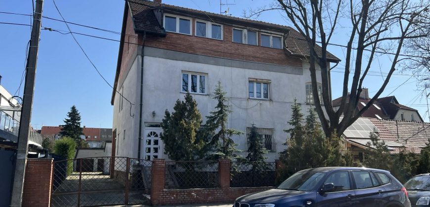 ALSÓRÁKOS CSENDES, ÁTMENŐ FORGALOMTÓL MENTES UTCÁJÁBAN, TÖBB LAKÁSBÓL ÁLLÓ CSALÁDI HÁZAT KÍNÁLUNK ELADÁSRA.