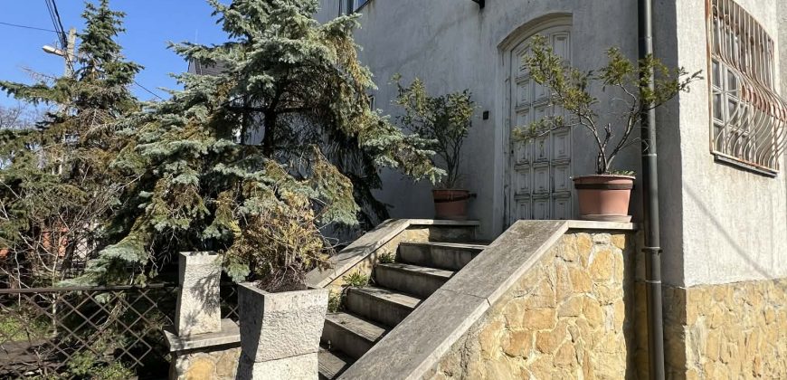 ALSÓRÁKOS CSENDES, ÁTMENŐ FORGALOMTÓL MENTES UTCÁJÁBAN, TÖBB LAKÁSBÓL ÁLLÓ CSALÁDI HÁZAT KÍNÁLUNK ELADÁSRA.