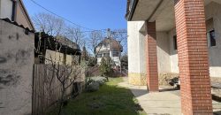 ALSÓRÁKOS CSENDES, ÁTMENŐ FORGALOMTÓL MENTES UTCÁJÁBAN, TÖBB LAKÁSBÓL ÁLLÓ CSALÁDI HÁZAT KÍNÁLUNK ELADÁSRA.