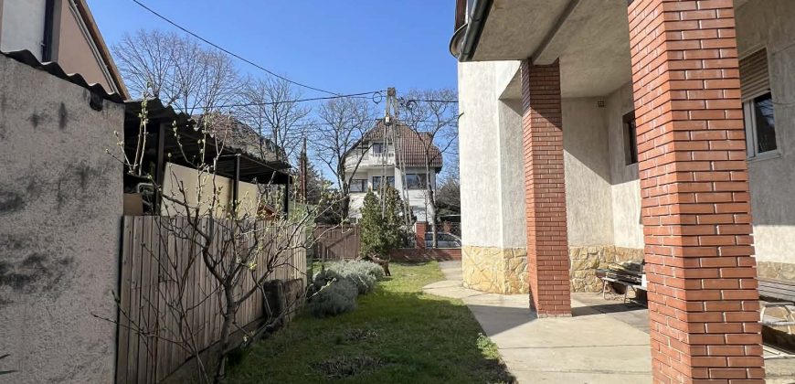 ALSÓRÁKOS CSENDES, ÁTMENŐ FORGALOMTÓL MENTES UTCÁJÁBAN, TÖBB LAKÁSBÓL ÁLLÓ CSALÁDI HÁZAT KÍNÁLUNK ELADÁSRA.