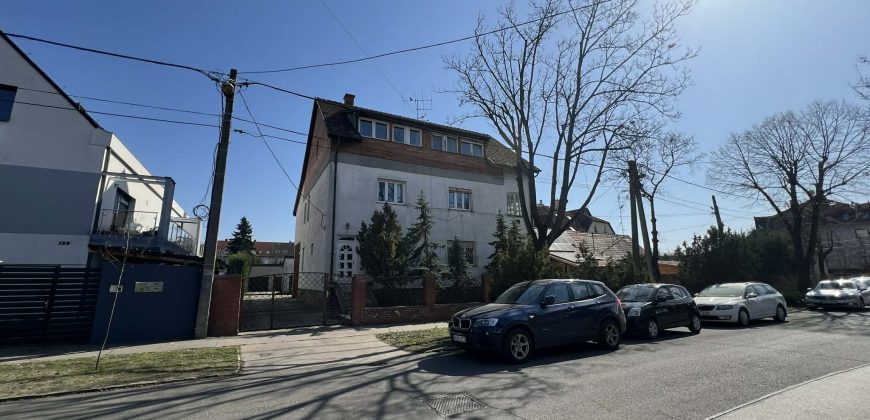 ALSÓRÁKOS CSENDES, ÁTMENŐ FORGALOMTÓL MENTES UTCÁJÁBAN, TÖBB LAKÁSBÓL ÁLLÓ CSALÁDI HÁZAT KÍNÁLUNK ELADÁSRA.