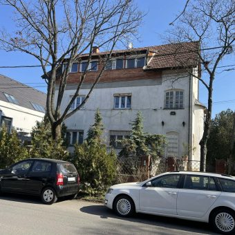 ALSÓRÁKOS CSENDES, ÁTMENŐ FORGALOMTÓL MENTES UTCÁJÁBAN, TÖBB LAKÁSBÓL ÁLLÓ CSALÁDI HÁZAT KÍNÁLUNK ELADÁSRA.