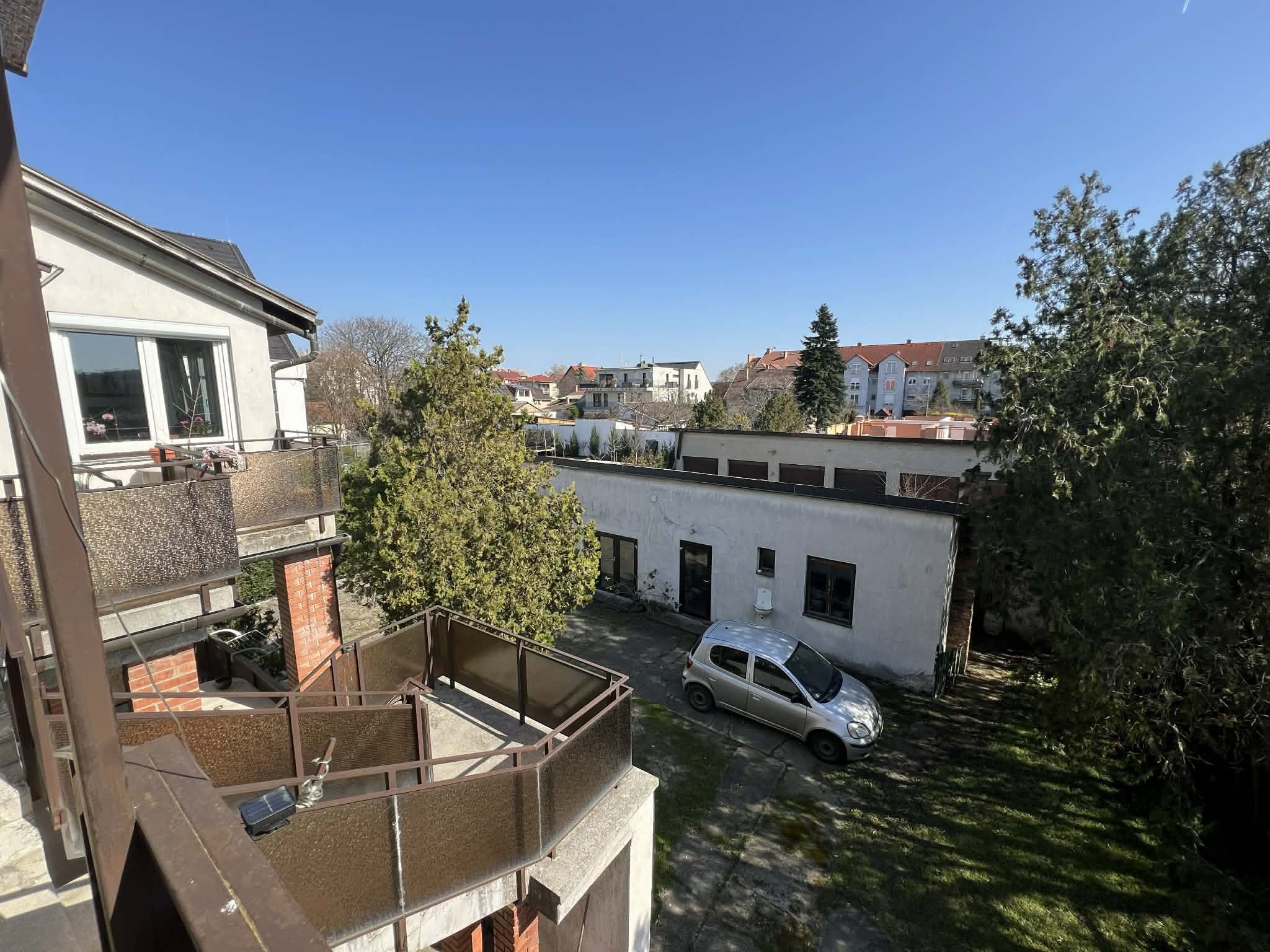 ALSÓRÁKOS CSENDES, ÁTMENŐ FORGALOMTÓL MENTES UTCÁJÁBAN, TÖBB LAKÁSBÓL ÁLLÓ CSALÁDI HÁZAT KÍNÁLUNK ELADÁSRA.