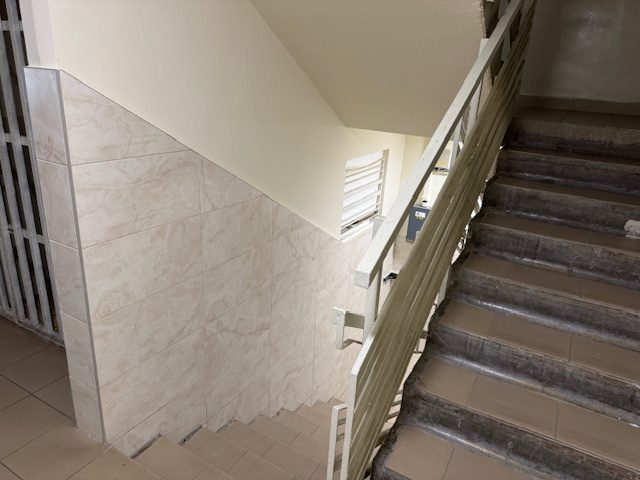 15.KERÜLET ZSÓKAVÁR UTCÁBAN PANELPROGRAMOS HÁZ 7. EMELTÉN FELÚJÍTOTT LAKÁS KIADÓ!