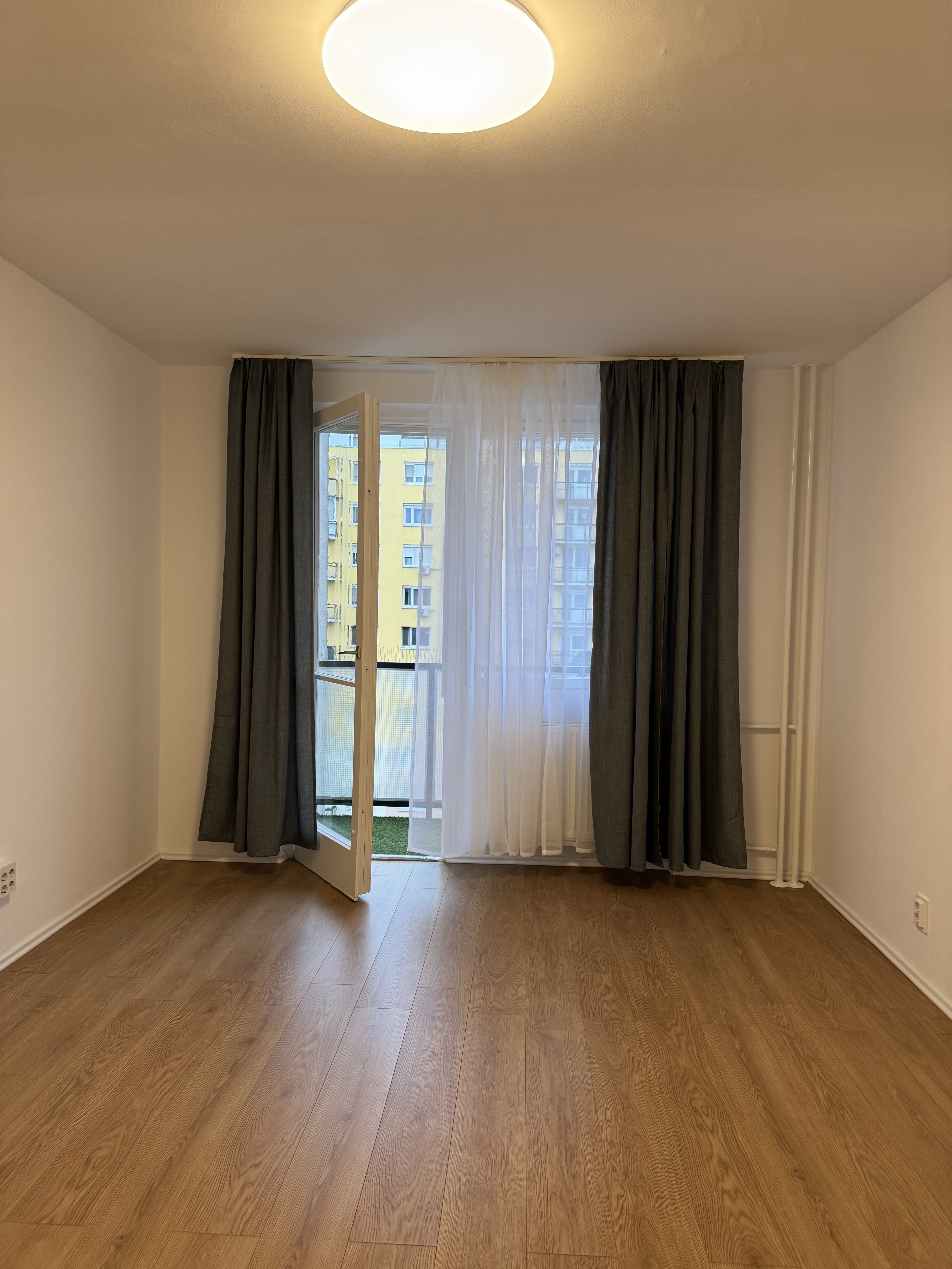 15.KERÜLET ZSÓKAVÁR UTCÁBAN PANELPROGRAMOS HÁZ 7. EMELTÉN FELÚJÍTOTT LAKÁS KIADÓ!