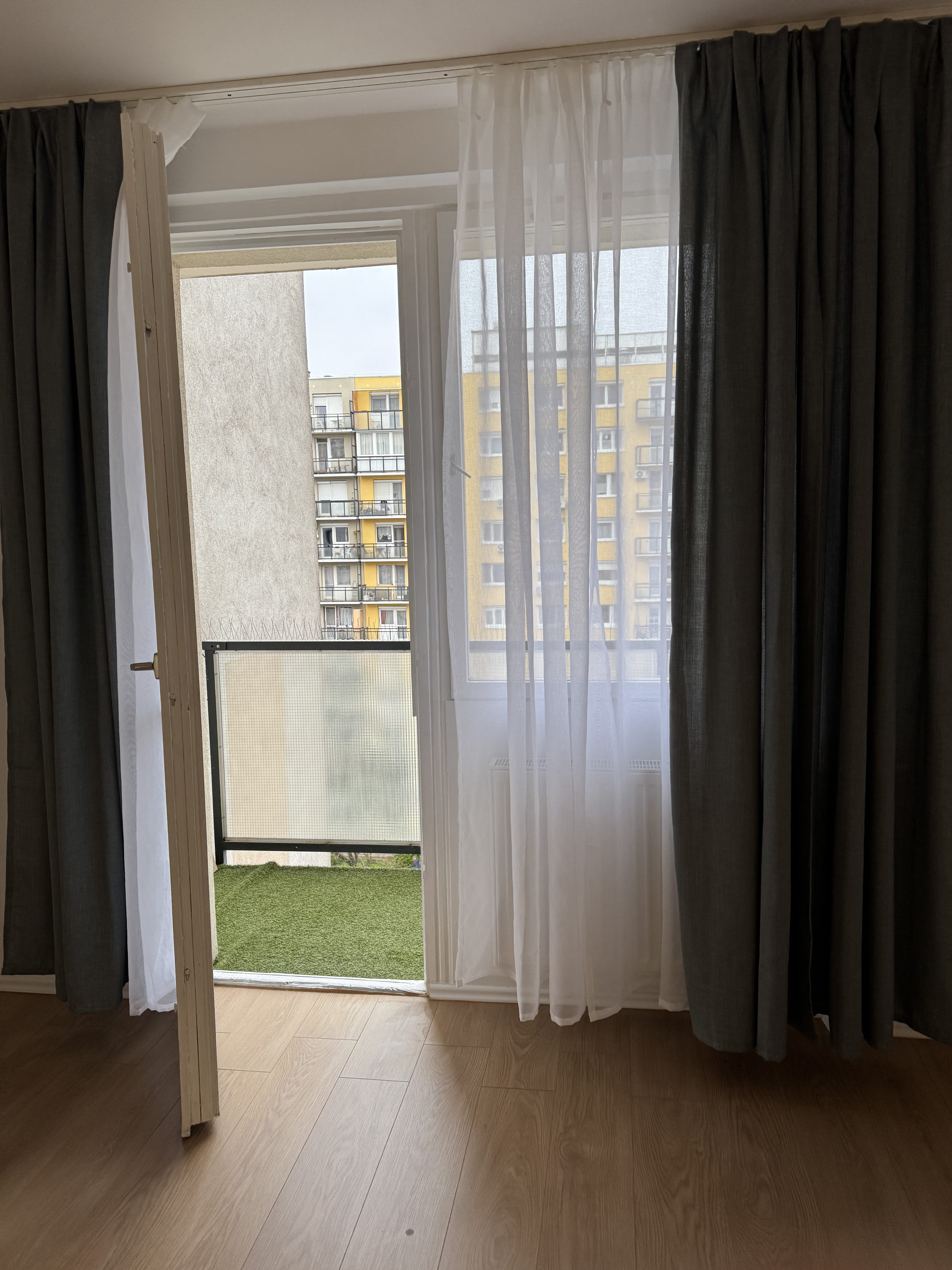 15.KERÜLET ZSÓKAVÁR UTCÁBAN PANELPROGRAMOS HÁZ 7. EMELTÉN FELÚJÍTOTT LAKÁS KIADÓ!