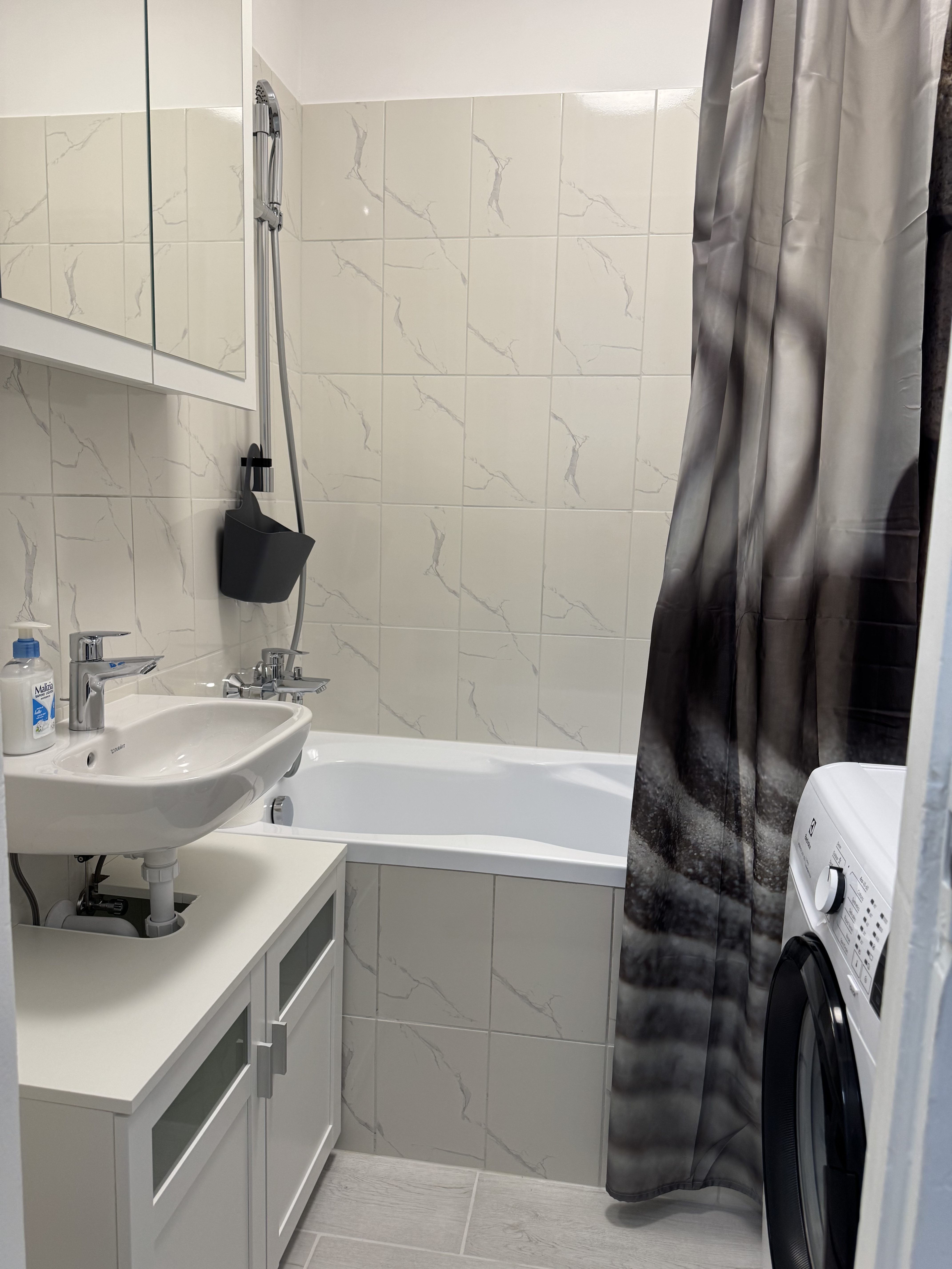 15.KERÜLET ZSÓKAVÁR UTCÁBAN PANELPROGRAMOS HÁZ 7. EMELTÉN FELÚJÍTOTT LAKÁS KIADÓ!