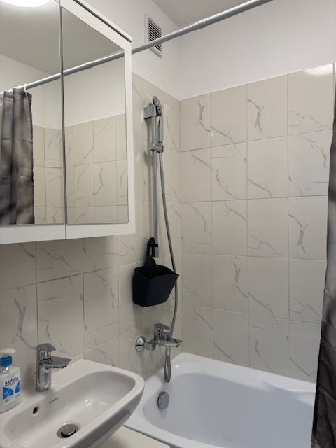 15.KERÜLET ZSÓKAVÁR UTCÁBAN PANELPROGRAMOS HÁZ 7. EMELTÉN FELÚJÍTOTT LAKÁS KIADÓ!