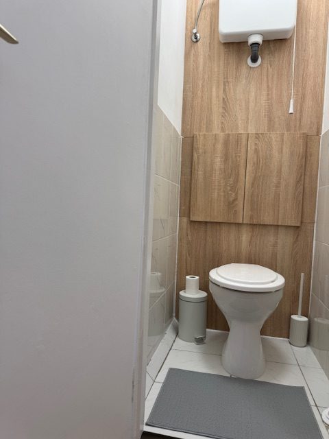 15.KERÜLET ZSÓKAVÁR UTCÁBAN PANELPROGRAMOS HÁZ 7. EMELTÉN FELÚJÍTOTT LAKÁS KIADÓ!