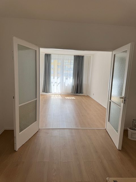 15.KERÜLET ZSÓKAVÁR UTCÁBAN PANELPROGRAMOS HÁZ 7. EMELTÉN FELÚJÍTOTT LAKÁS KIADÓ!