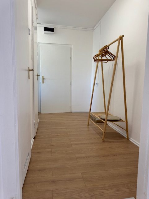 15.KERÜLET ZSÓKAVÁR UTCÁBAN PANELPROGRAMOS HÁZ 7. EMELTÉN FELÚJÍTOTT LAKÁS KIADÓ!