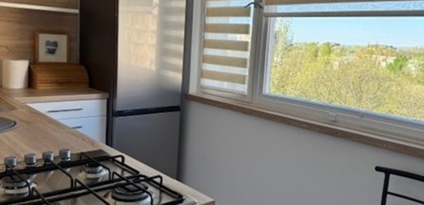 15.KERÜLET ZSÓKAVÁR UTCÁBAN PANELPROGRAMOS HÁZ 7. EMELTÉN FELÚJÍTOTT LAKÁS KIADÓ!