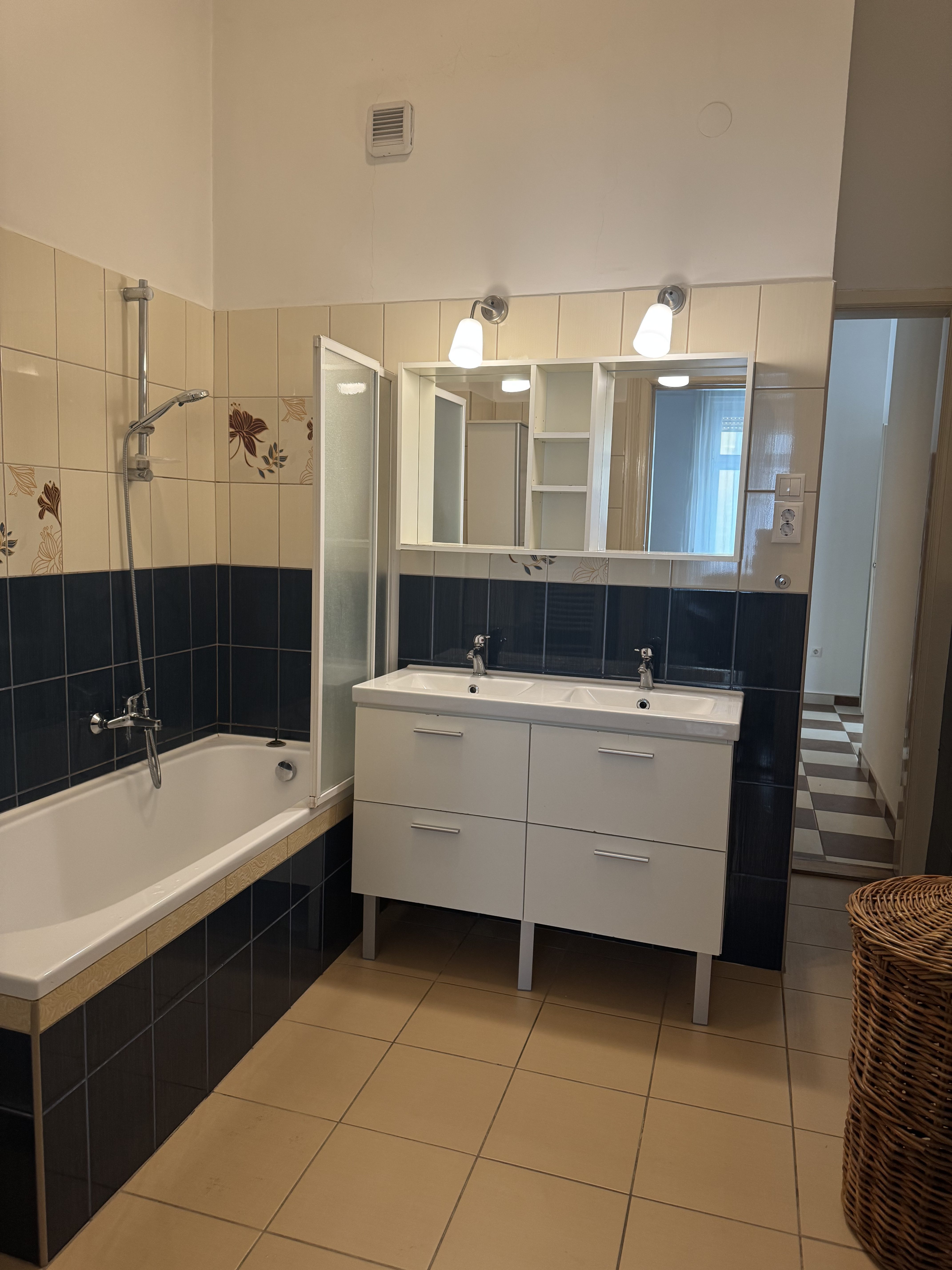 KÖZÉP-FERENCVÁROS LEGKIEMLKEDŐBB RÉSZÉN AZ ANGYAL UTCÁNBAN, JÓ ÁLLAPOTÚ LAKÁST KÍNÁLUNK ELADÁSRA.