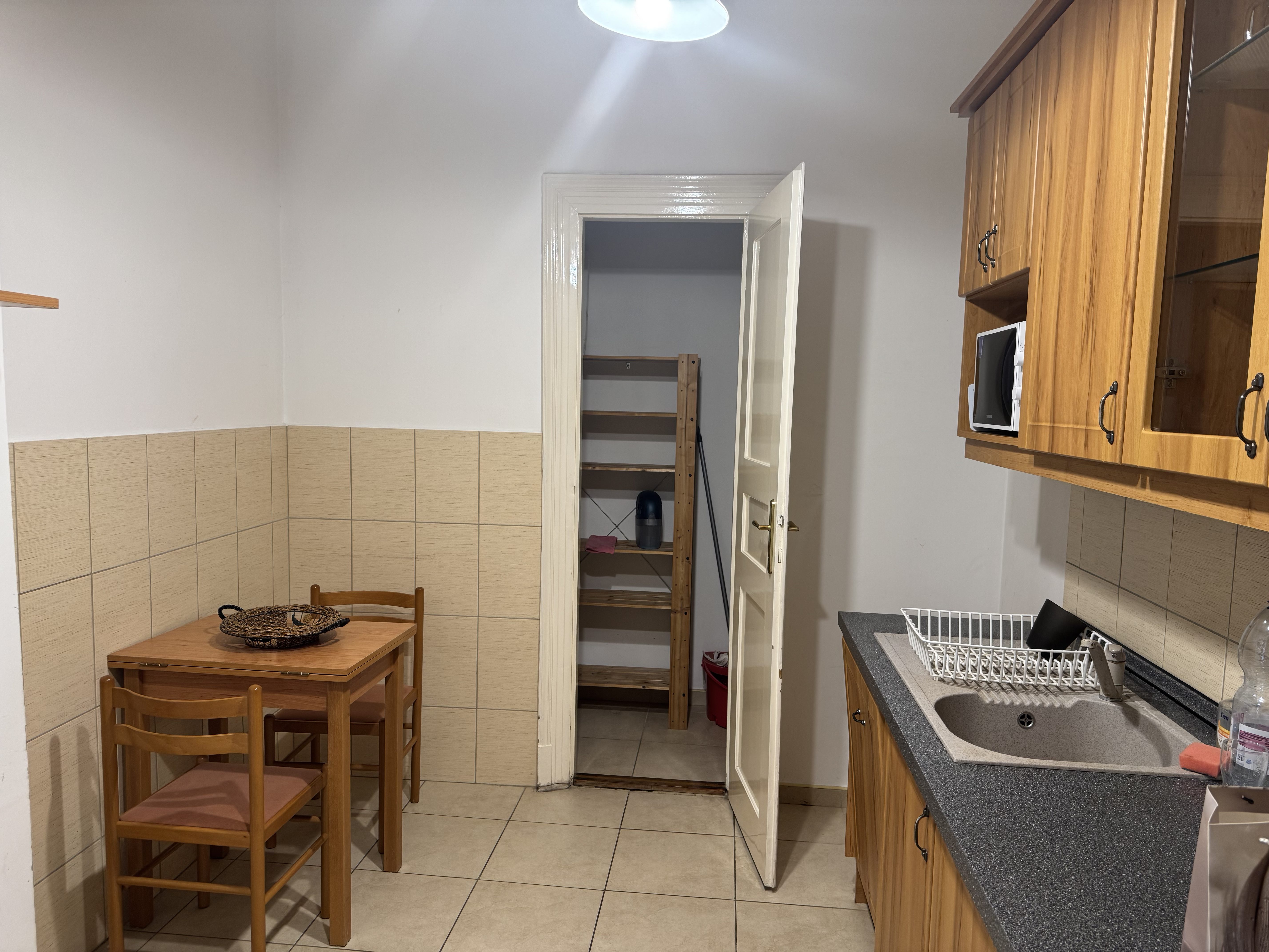 KÖZÉP-FERENCVÁROS LEGKIEMLKEDŐBB RÉSZÉN AZ ANGYAL UTCÁNBAN, JÓ ÁLLAPOTÚ LAKÁST KÍNÁLUNK ELADÁSRA.