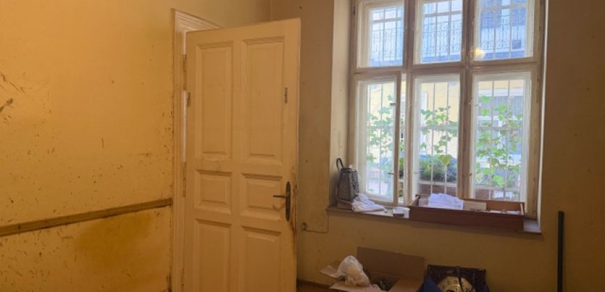 ELADÓ egy teljesen felújítandó, de nagyon jó adottságokkal rendelkező, földszinti téglaépítésű lakás!