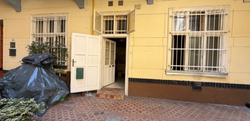 ELADÓ egy teljesen felújítandó, de nagyon jó adottságokkal rendelkező, földszinti téglaépítésű lakás!